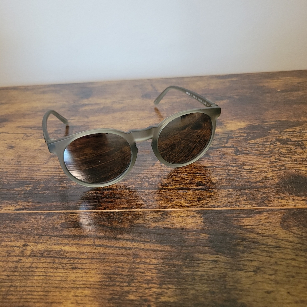 NEW Kits Gray Round Sunglasses